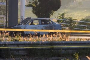 Hallan dos cuerpos calcinados en vehículo incendiado en Puebla