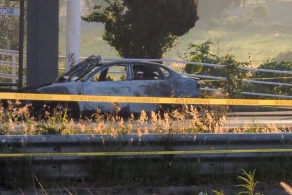 Hallan dos cuerpos calcinados en vehículo incendiado en Puebla