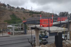 Ayuntamiento de Tijuana exhorta a no usar puente peatonal inconcluso en Libramiento Rosas Magallón