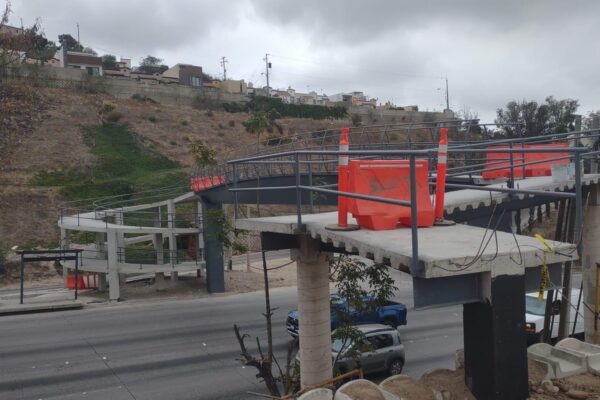 Ayuntamiento de Tijuana exhorta a no usar puente peatonal inconcluso en Libramiento Rosas Magallón