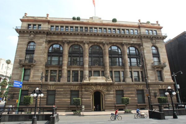 Banxico mantiene tasa de interés en 6.5% de forma unánime