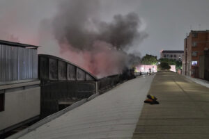 Incendio en bodega cercana al Mercado de Jamaica deja un herido y 150 evacuados