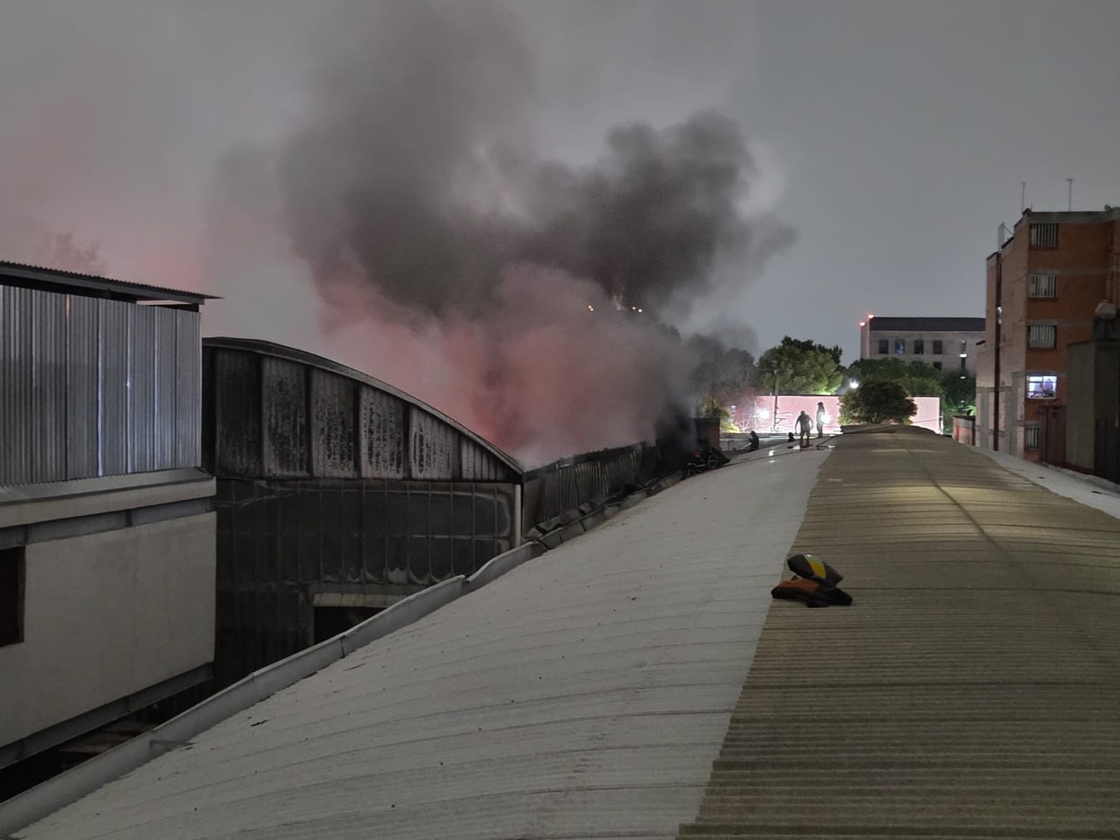 Incendio en bodega cercana al Mercado de Jamaica deja un herido y 150 evacuados