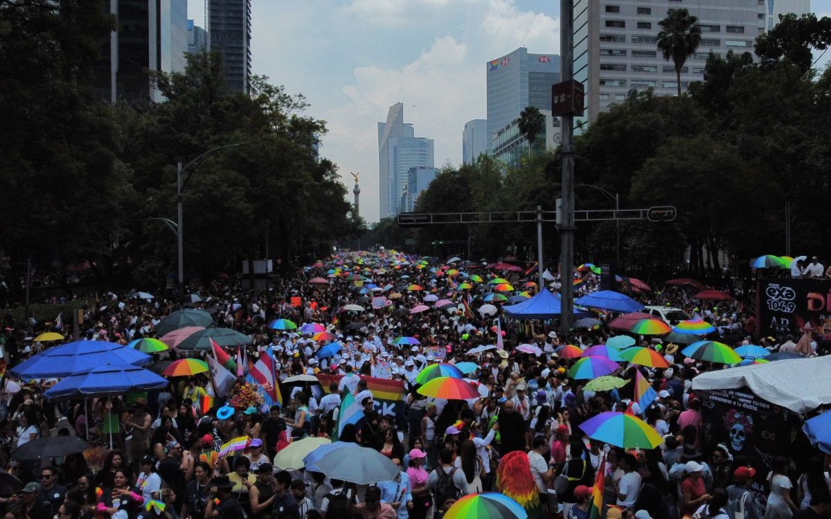 Miles marchan en la CDMX por el Orgullo LGBT+ bajo el lema ‘Mi lucha es tu lucha’