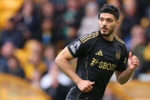Raúl Jiménez firma contrato y regresa al Wolverhampton Wanderers