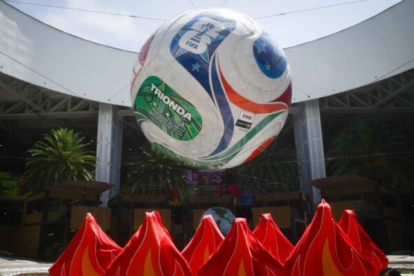 Activistas de Greenpeace protestan en AICM exigiendo políticas climáticas ante el Mundial
