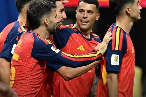 España golea 4-0 a Arabia Saudita y se apodera del liderato del Grupo H