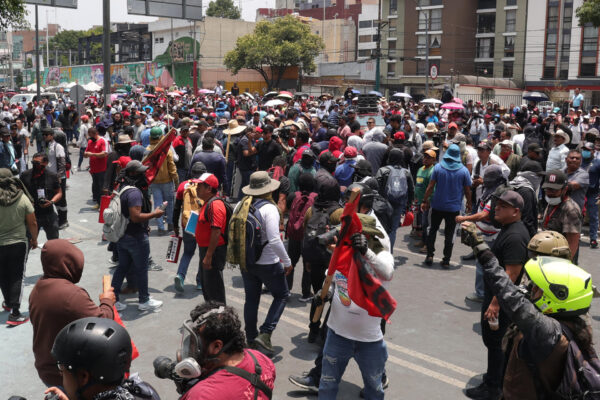 CNTE retrocede hacia Taxqueña tras ser contenida por vallas en ruta al Estadio CDMX