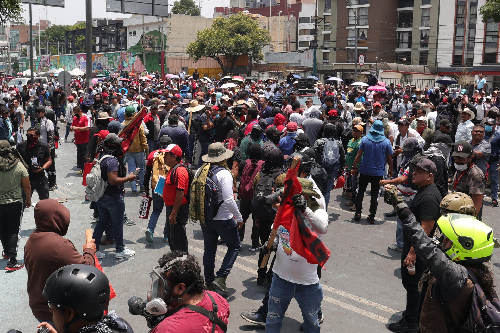 CNTE retrocede hacia Taxqueña tras ser contenida por vallas en ruta al Estadio CDMX