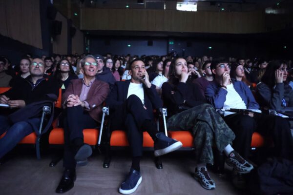 Amenábar anuncia la remasterización de ‘Tesis’ durante un coloquio en su antigua facultad