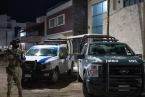 Detienen a presunto integrante de célula delincuencial y a cuatro policías en Ixhuatlán del Sureste