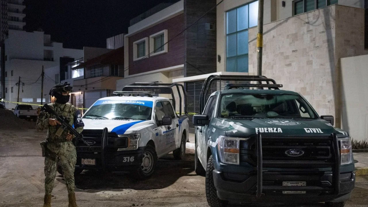 Detienen a presunto integrante de célula delincuencial y a cuatro policías en Ixhuatlán del Sureste