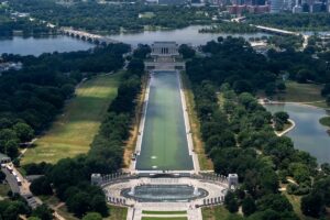 Agua de la piscina del Lincoln Memorial se torna verde tras remodelación de 14.2 millones impulsada por Trump