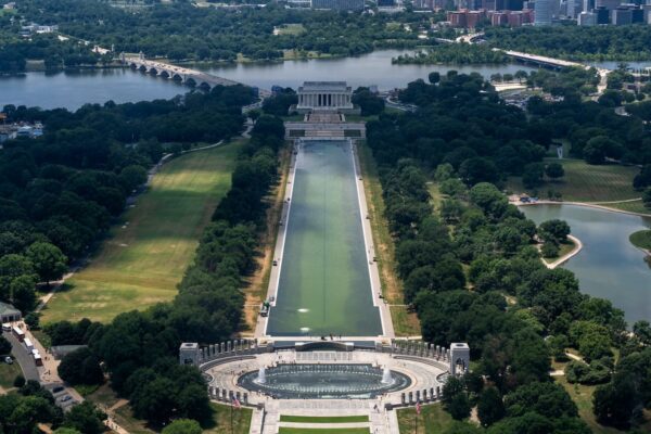 Agua de la piscina del Lincoln Memorial se torna verde tras remodelación de 14.2 millones impulsada por Trump