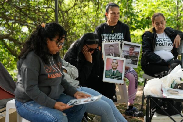 Gobierno venezolano autoriza excarcelación de 54 presos políticos militares