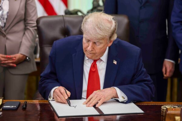 Trump anuncia firma de tregua con Irán para este domingo; Teherán desmiente la fecha