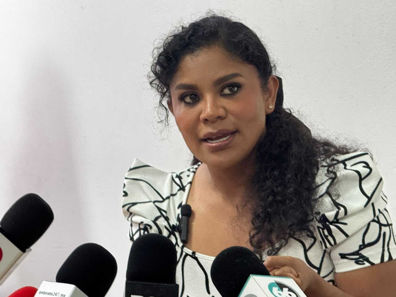 Montserrat Caballero niega nexos con crimen organizado y asegura haber sido víctima