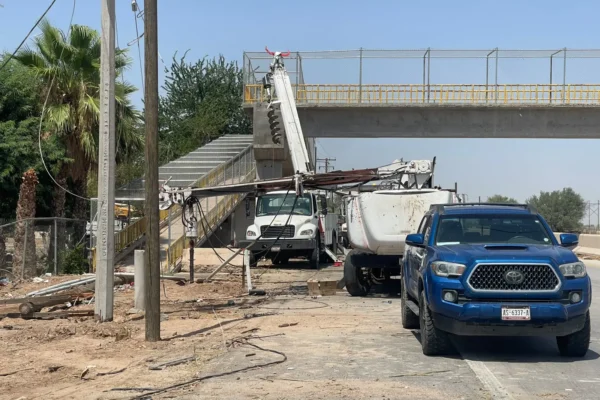 CFE reemplaza 32 postes dañados por lluvias en Mexicali y San Luis Río Colorado