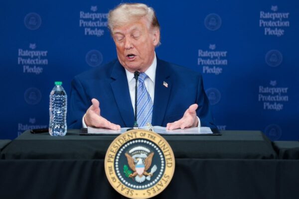 Trump impone aranceles de hasta 12.5% a más de 60 países; México mantiene exención del T-MEC