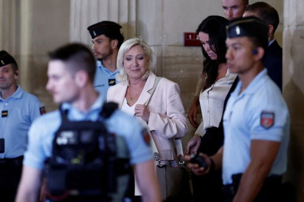 Tribunal de París rebaja inhabilitación a Marine Le Pen y le permite ser candidata en 2027