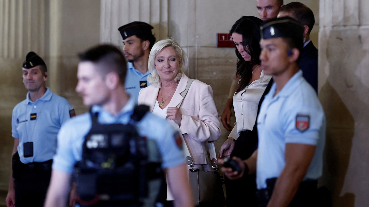 Tribunal de París rebaja inhabilitación a Marine Le Pen y le permite ser candidata en 2027