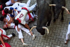 Un herido por cornada y 13 contusionados en el quinto encierro de San Fermín