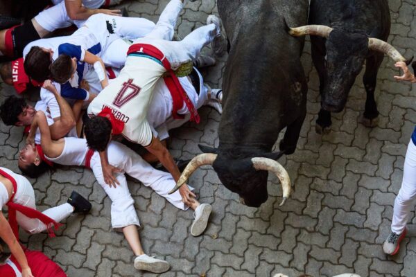 Un herido por cornada y 13 contusionados en el quinto encierro de San Fermín