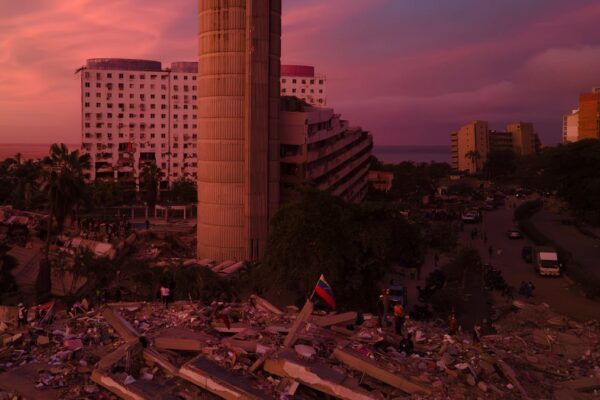 Detienen a cuatro policías por saqueos tras terremotos en Venezuela mientras CAF crea fondo de reconstrucción