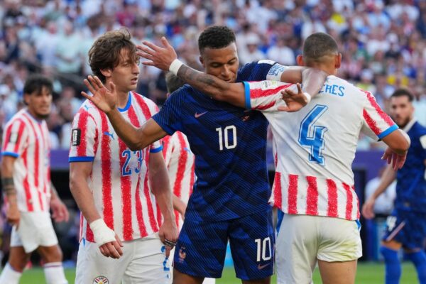 Francia vence a Paraguay con gol de penalti de Mbappé y avanza a cuartos de final