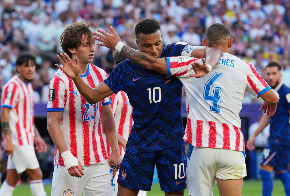 Francia vence a Paraguay con gol de penalti de Mbappé y avanza a cuartos de final