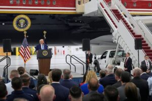 Trump realiza primer viaje oficial en nuevo Air Force One temporal hacia Dakota del Norte