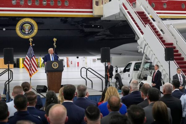 Trump realiza primer viaje oficial en nuevo Air Force One temporal hacia Dakota del Norte
