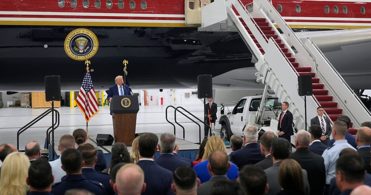 Trump realiza primer viaje oficial en nuevo Air Force One temporal hacia Dakota del Norte