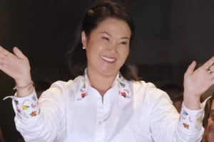 Keiko Fujimori asumirá la presidencia de Perú tras una victoria cerrada