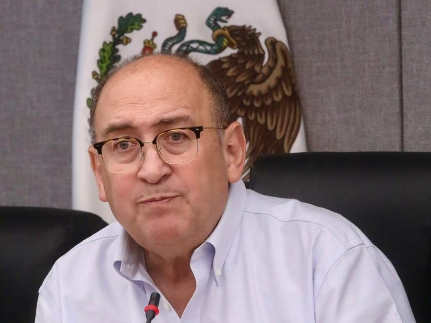 Rubén Moreira exige programa integral contra el sargazo en la Riviera Maya