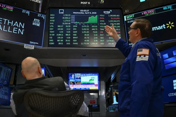 Economía de EE UU muestra dinamismo por la IA, pero enfrenta riesgos fiscales y geopolíticos