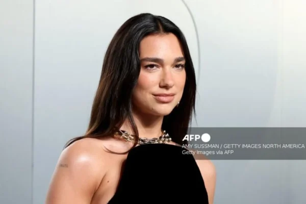 Dua Lipa califica de ‘inspiradoras’ las protestas en Albania contra proyecto turístico vinculado a la familia Trump