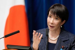 Primera ministra de Japón, Sanae Takaichi, afirma dormir de cero a tres horas y genera críticas