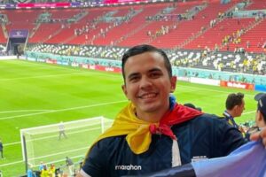 Juan Francisco Rueda: el periodista ecuatoriano que conquistó las redes con su cobertura del fútbol