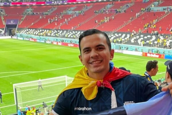 Juan Francisco Rueda: el periodista ecuatoriano que conquistó las redes con su cobertura del fútbol