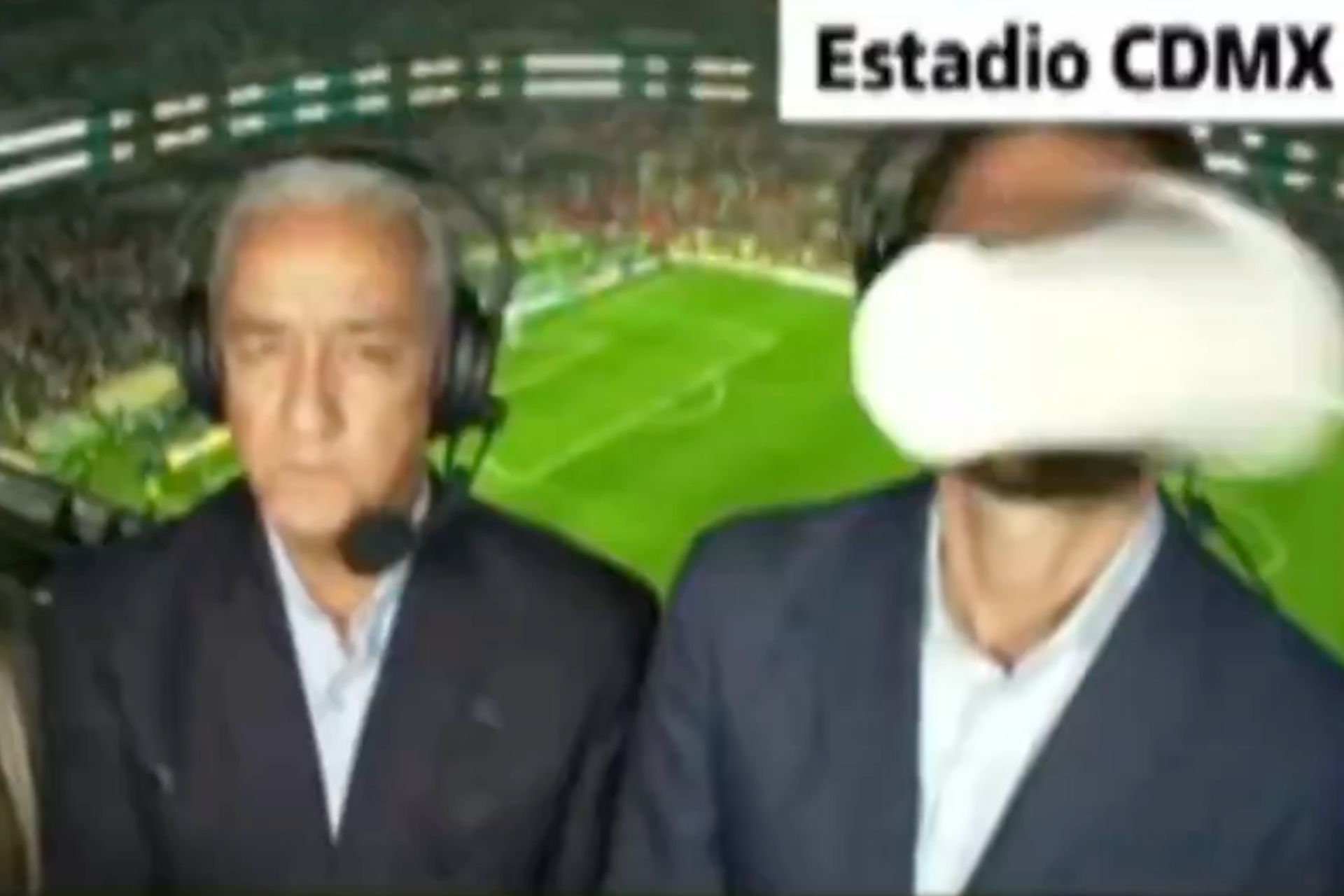 Agreden a periodistas ecuatorianos con cerveza y vasos durante transmisión del partido en el Estadio Ciudad de México