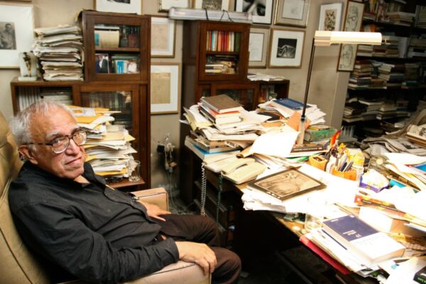 Documentos del FBI revelan vigilancia a Carlos Monsiváis por vínculos con Black Panthers