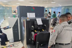 Aseguran 12.38 kg de presunta cocaína oculta en silla de ruedas en aeropuerto de Cancún