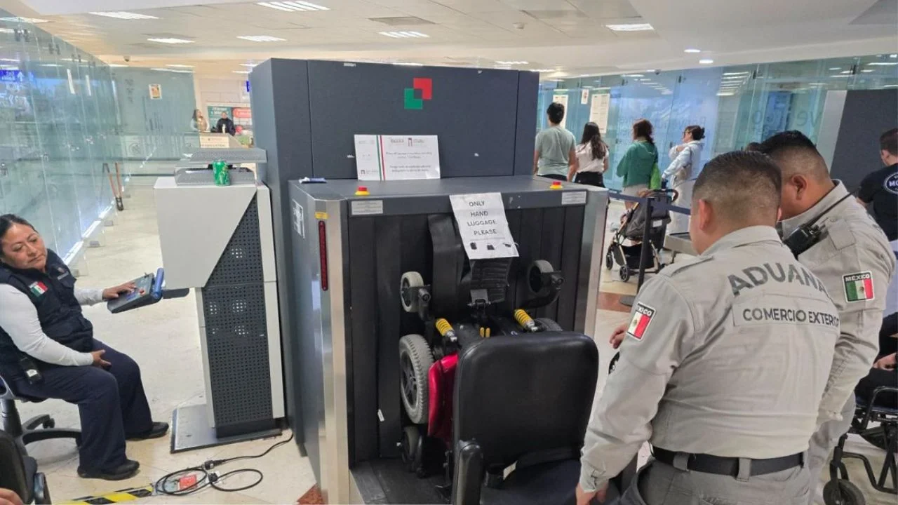 Aseguran 12.38 kg de presunta cocaína oculta en silla de ruedas en aeropuerto de Cancún