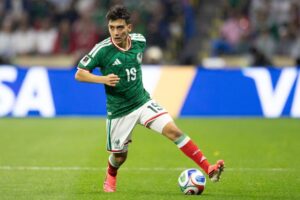 Gilberto Mora se gradúa de preparatoria tras su participación en el Mundial 2026
