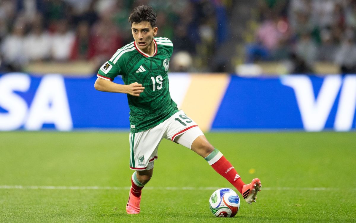 Gilberto Mora se gradúa de preparatoria tras su participación en el Mundial 2026