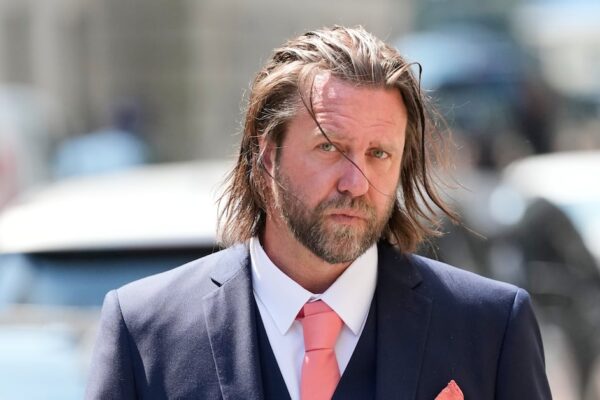 Sentencian a prisión a Carl Rinsch por desviar fondos de serie de Netflix