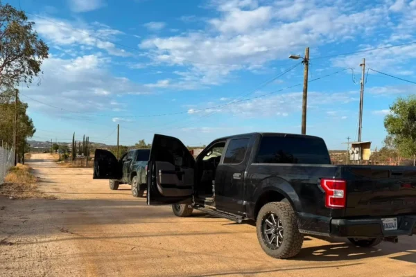 Aseguran arsenal y equipo táctico en dos camionetas abandonadas en Tecate