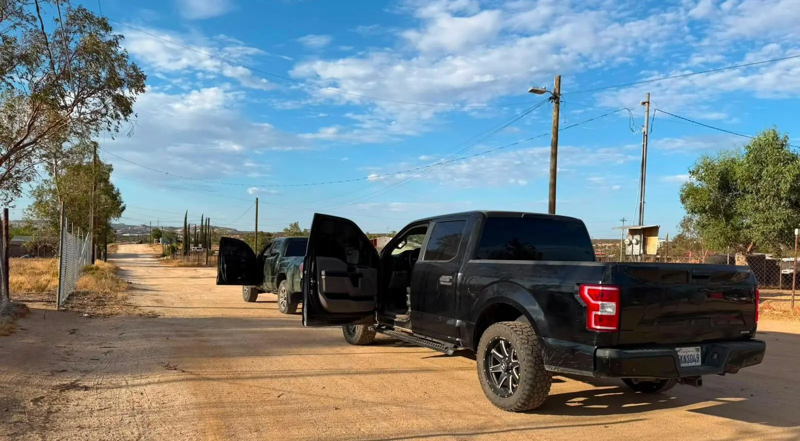 Aseguran arsenal y equipo táctico en dos camionetas abandonadas en Tecate