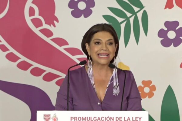 Promulga Clara Brugada la Ley de Cuidados en la CDMX; busca erradicar la división sexual del trabajo